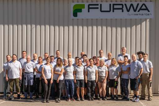 Bild: Das Team der Furwa Furnierkanten GmbH vor dem Firmensitz im bayerischen Walkertshofen. Foto: Furwa Furnierkanten GmbH.